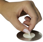 Fixation grâce aux pastilles auto-adhésives