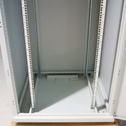 Symbolbild: 19" Netzwerkschrank, Innenansicht