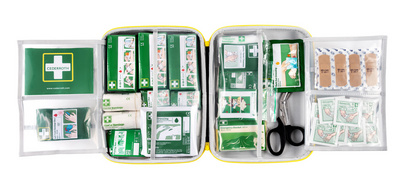 Kit de premiers secours dans un coffret à coque rigide, ouvert