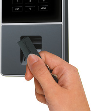 Symbolbild: zeigt die Anwendung mit dem RFID-Schlüsselanhänger