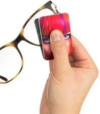 Visuel de référence: Montre le produit utilisé pour nettoyer des lunettes