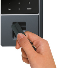 Symbolbild: zeigt die Anwendung mit dem RFID-Schlüsselanhänger