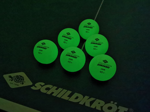 Symbolbild: Tischtennisball "Glow in the dark"