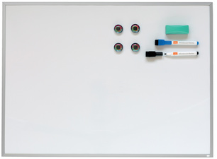 Tableau blanc avec accessoires