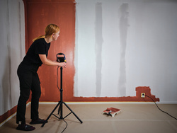 Symbolbild: zeigt das Produkt mit optionalem Stativ (nicht im Lieferumfang)