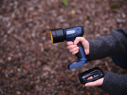 Visuel de référence : montre le montage simple de la batterie (non incl.)