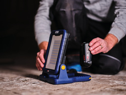 Visuel de référence : montre le montage simple de la batterie (non incl.)