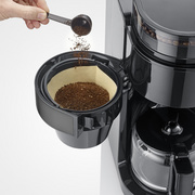 Verser le café moulu