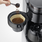 Verser le café moulu