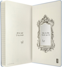  Montre le produit en détail : phrase reflétée dans le miroir : "Who In The World Am I?"