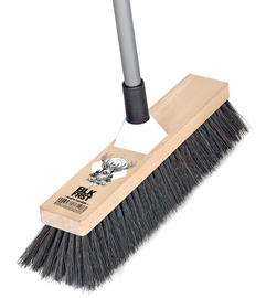 Holz-Besen mit Stiel "BLK FRST"